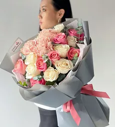 Букет "Ромео" из гортензий и роз