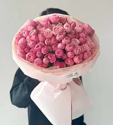 25 пионовидных спрей роз в оформлении