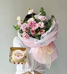 Сет "Кай и бенто торт" букет из лизиантусов и бенто тортик