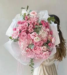 Букет "Элеонора" с гортензией, спрей розой и лизиантусом