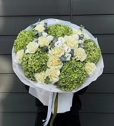 Букет "Изумрудный" из роз, лизиантусов и зеленых гортензий